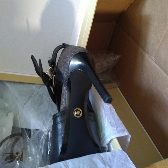 SOLD MICHAEL Kors Blaze Leather/Logo Open Bootie - Picture 6 of 11